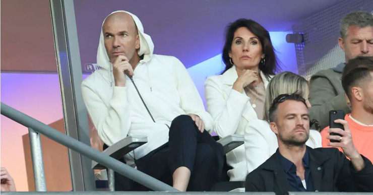 HLV Zinedine Zidane và vợ ông, Véronique Zidane dự khán trận chung kết Champions League vừa qua giữa Real Madrid và Liverpool trên sân Stade de France