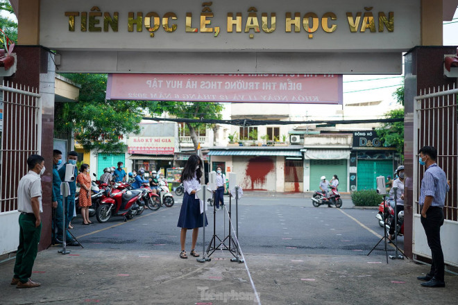 Chưa đến 7h, điểm thi trường THCS Hà Huy Tập đã đón gần đủ thí sinh.