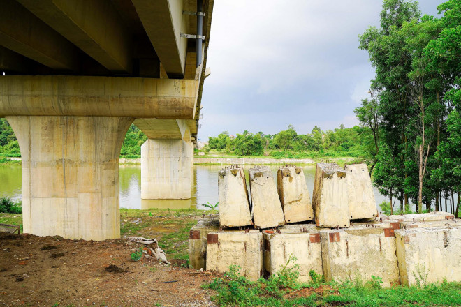 Phía dưới chân cầu trở thành nơi tập kết khối bê tông còn dang dở