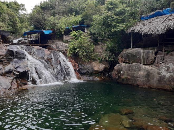 Mát rượi dòng nước trong xanh ở thác Bồ Ghè - 1