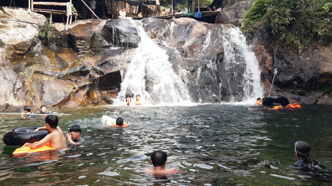 Mát rượi dòng nước trong xanh ở thác Bồ Ghè - 15