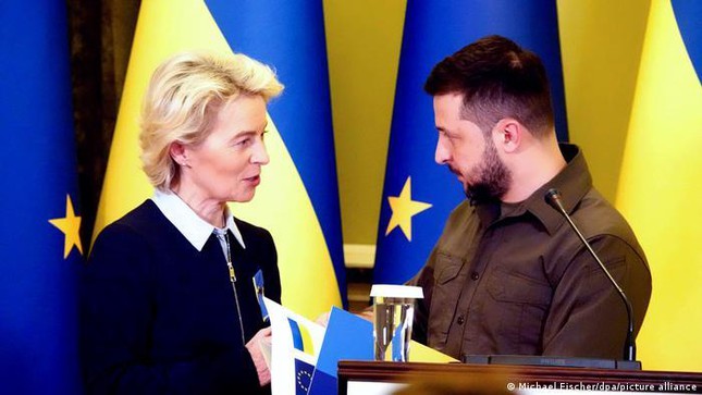 Chủ tịch Ủy ban châu Âu Ursula von der Leyen gặp Tổng thống Ukraine Volodymyr Zelensky hồi tháng 4. Ảnh: DW