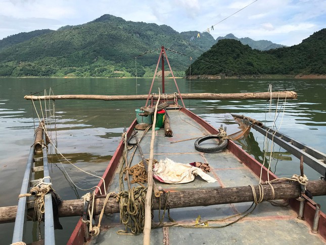 Từ thuyền đánh cá bình thường, ngư dân thiết kế thêm hai càng gắn vào hai bên mạn thuyền, dùng lưới có mắt nhỏ ở phía trước để xúc cá ngần. Cũng theo ngư dân, cá ngần là loại cá chỉ sống ở môi trường nước sạch, bơi thành từng đàn. Hiện này, có khoảng 40 đến 50 ngư dân đánh cá ngần trên hồ Hòa Bình.