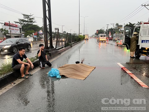 Thi thể người cha tại hiện trường.