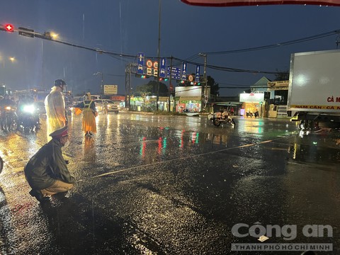 Công an khám nghiệm hiện trường.