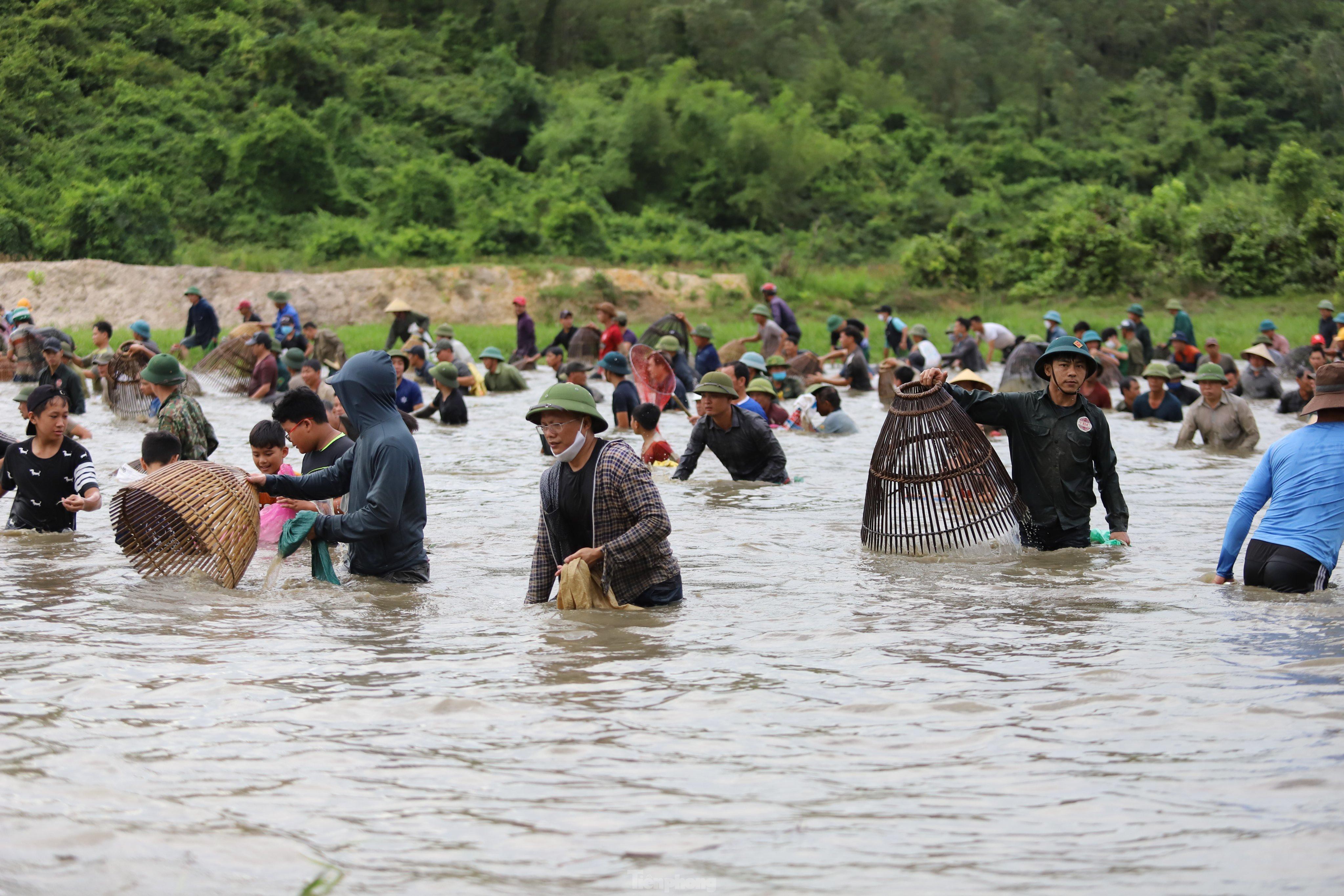 Sau tiếng trống khai hội, cả nghìn người ào xuống đầm bắt cá. Vừa bắt vừa hô lớn để tạo thêm không khí, niềm vui trong lễ hội. Dọc đầm Vực Rào, người dân bắt cá trải dài hàng km.