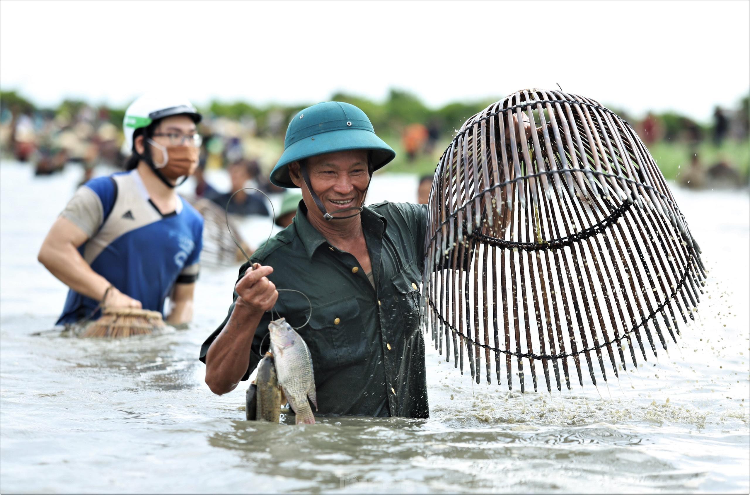 Những loài cá ở đầm chủ yếu là cá chép, cá mè, cá rô phi…