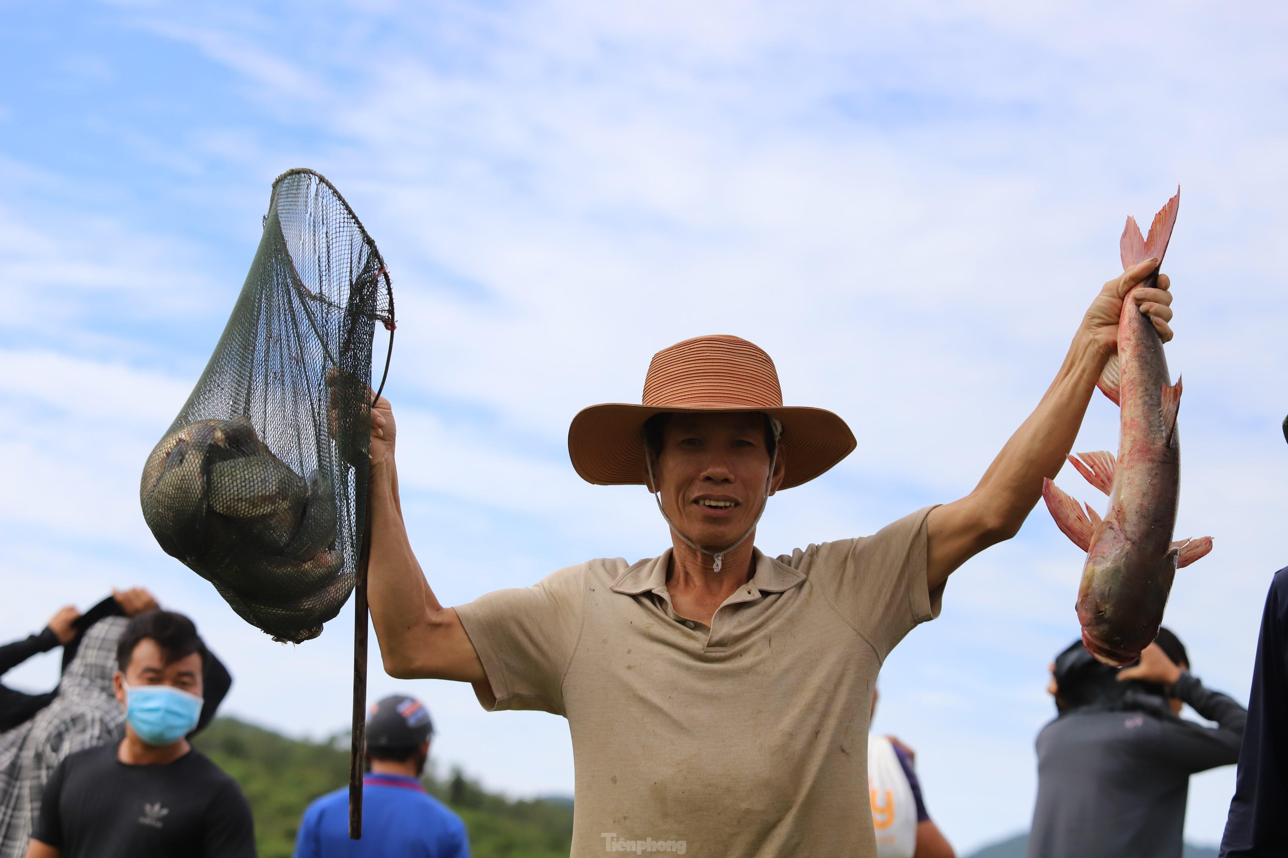 Những thành quả khi đánh bắt được ở đầm người dân sẽ mang về ăn, hoặc cho người thân.