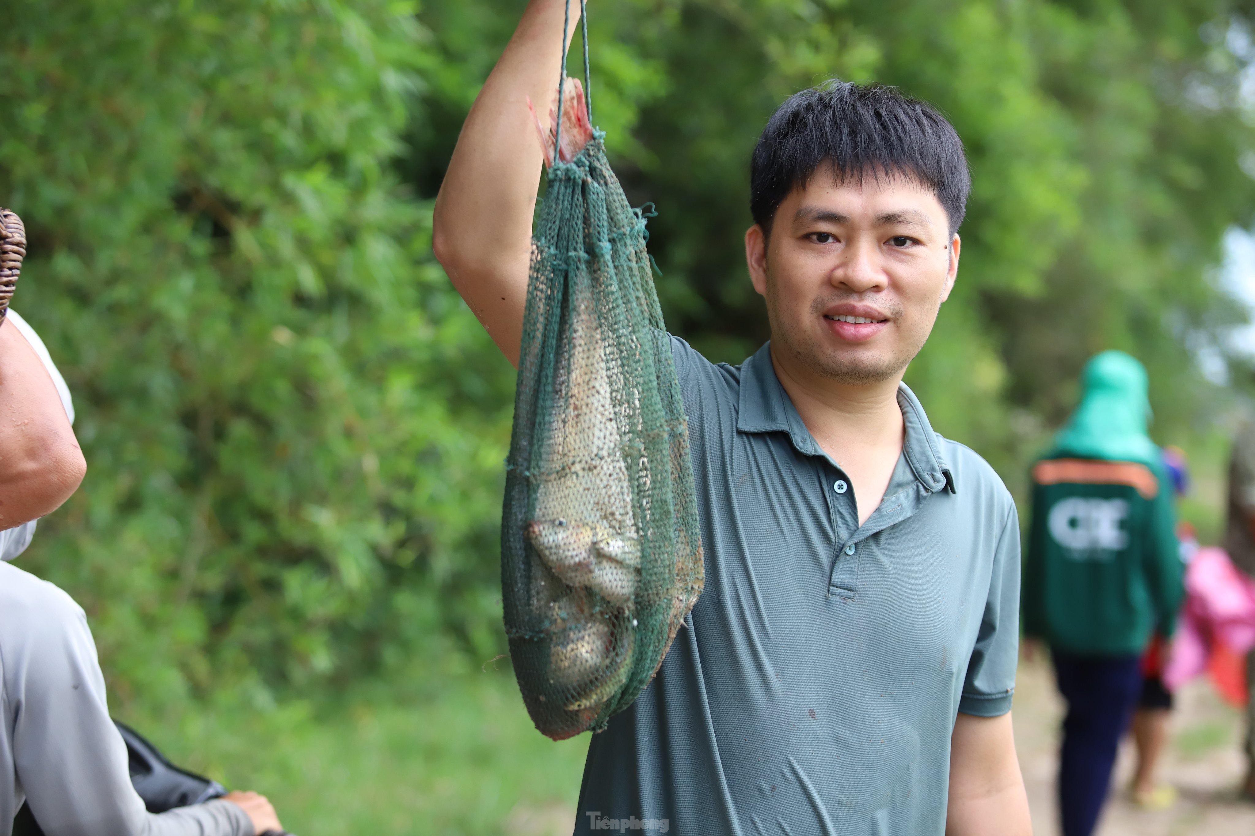 Ngàn người ở Hà Tĩnh &#34;đội nắng&#34; vác nơm, lưới xuống đầm bắt cá cầu may - 9