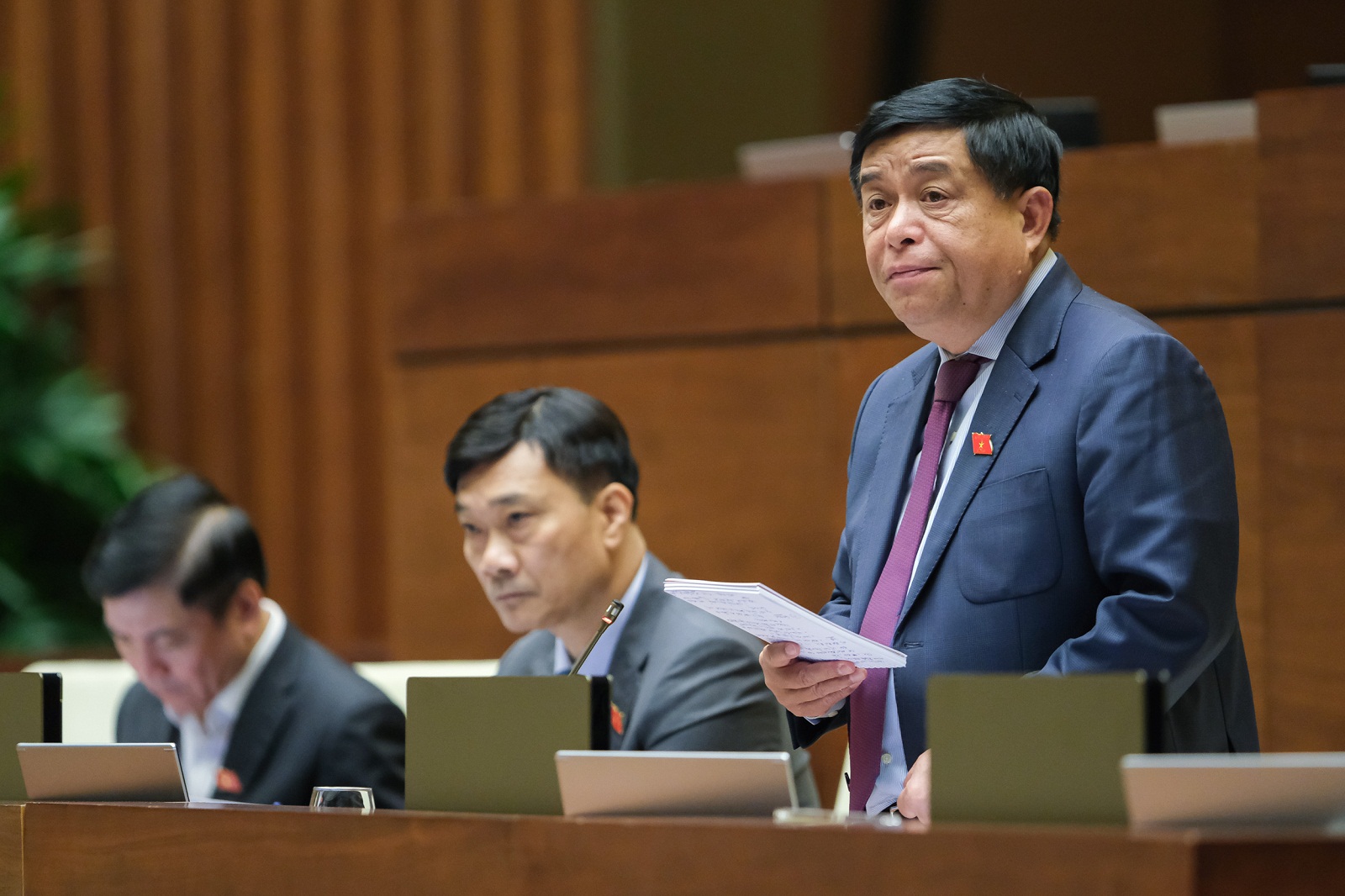 Bộ trưởng Bộ Kế hoạch và Đầu tư Nguyễn Chí Dũng trả lời chất vấn của các đại biểu Quốc hội - Ảnh Quốc hội