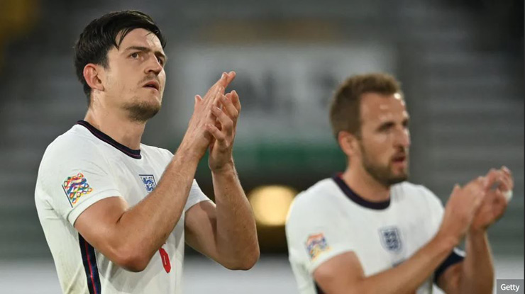 Harry Maguire (trái) động viên ông thầy và các đồng đội ở ĐT Anh