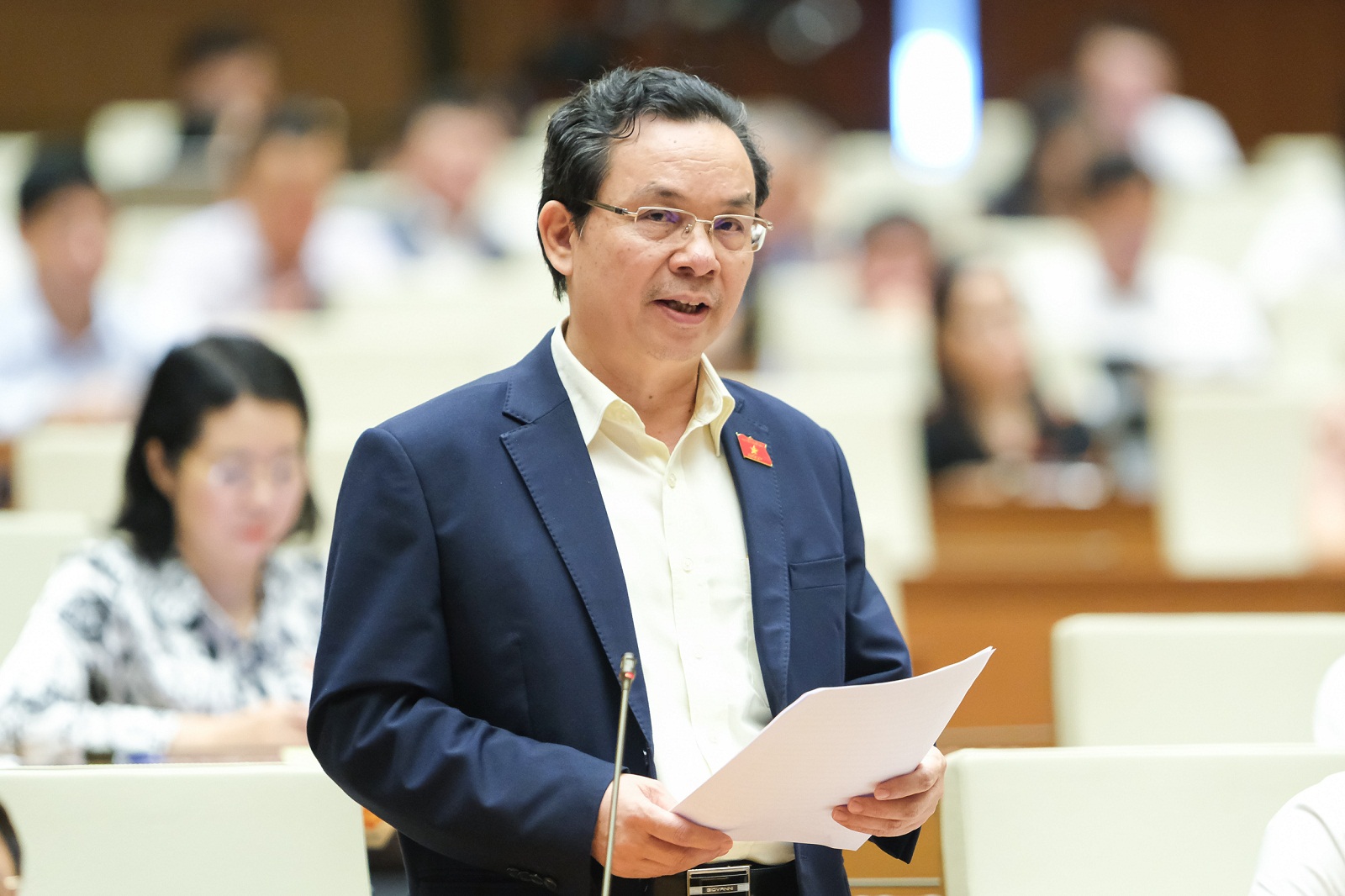 Đại biểu Hoàng Văn Cường (Hà Nội) cho rằng giá đất tăng nóng theo các dự án đường vành đai đang được Quốc hội thảo luận - Ảnh Quốc hội