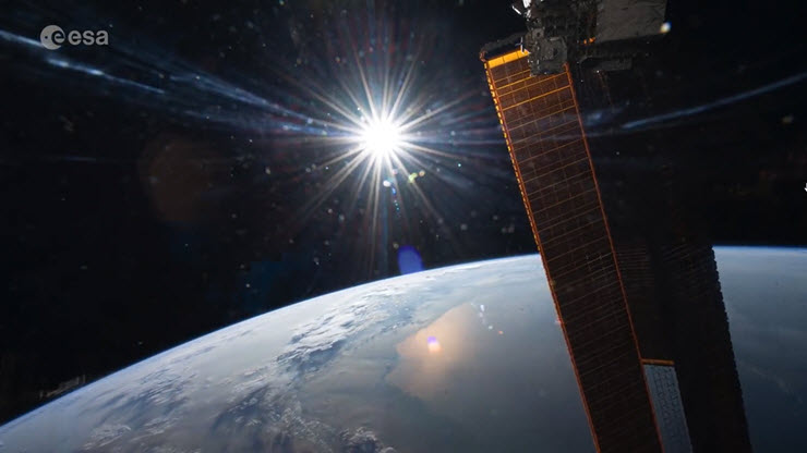 Cảnh quay Mặt Trời không bao giờ lặn từ trạm ISS.