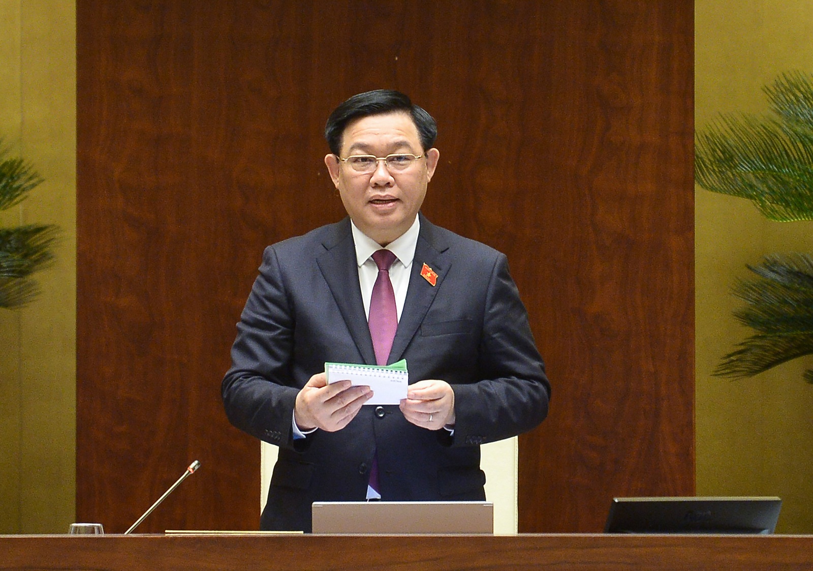 Chủ tịch Vương Đình Huệ cho rằng việc Bộ trưởng so thị trường trái phiếu doanh nghiệp Việt Nam với các nước thì khập khiễng - Ảnh Quốc hội