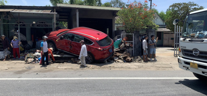 "Xế hộp" CX5 leo lên lề đường, tông vào vựa ve chai sau cú húc của xe tải.