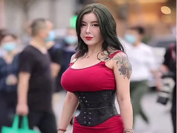 Thời trang - Người đẹp Trung Quốc diện áo nịt ngực Phục Hưng xuống phố tôn thân hình siêu tưởng
