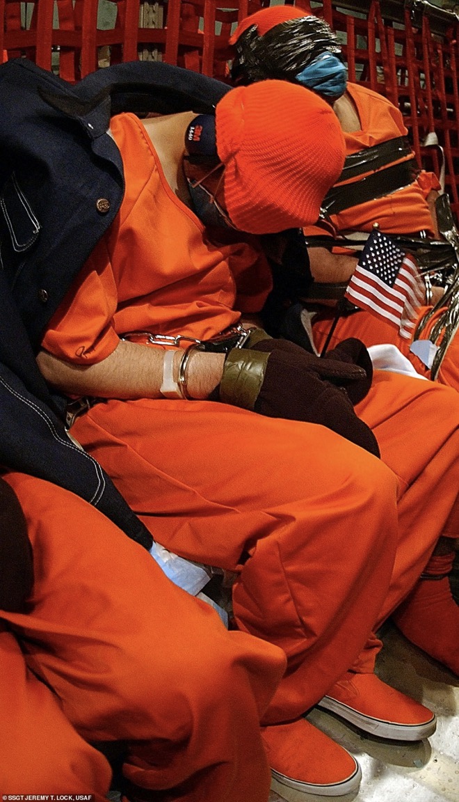 Các tù nhân bị bịt kín mặt mũi khi được đưa đến nhà tù Guantanamo.