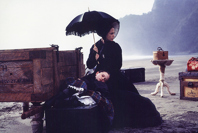 Anna Paquin vào vai cô bé Flora trong bộ phim đầy tính nữ "Cây dương cầm" 1993