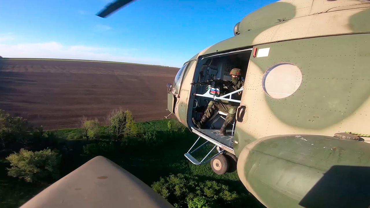 Trực thăng Mi-8 của Nga tham gia yểm trợ tầm thấp.