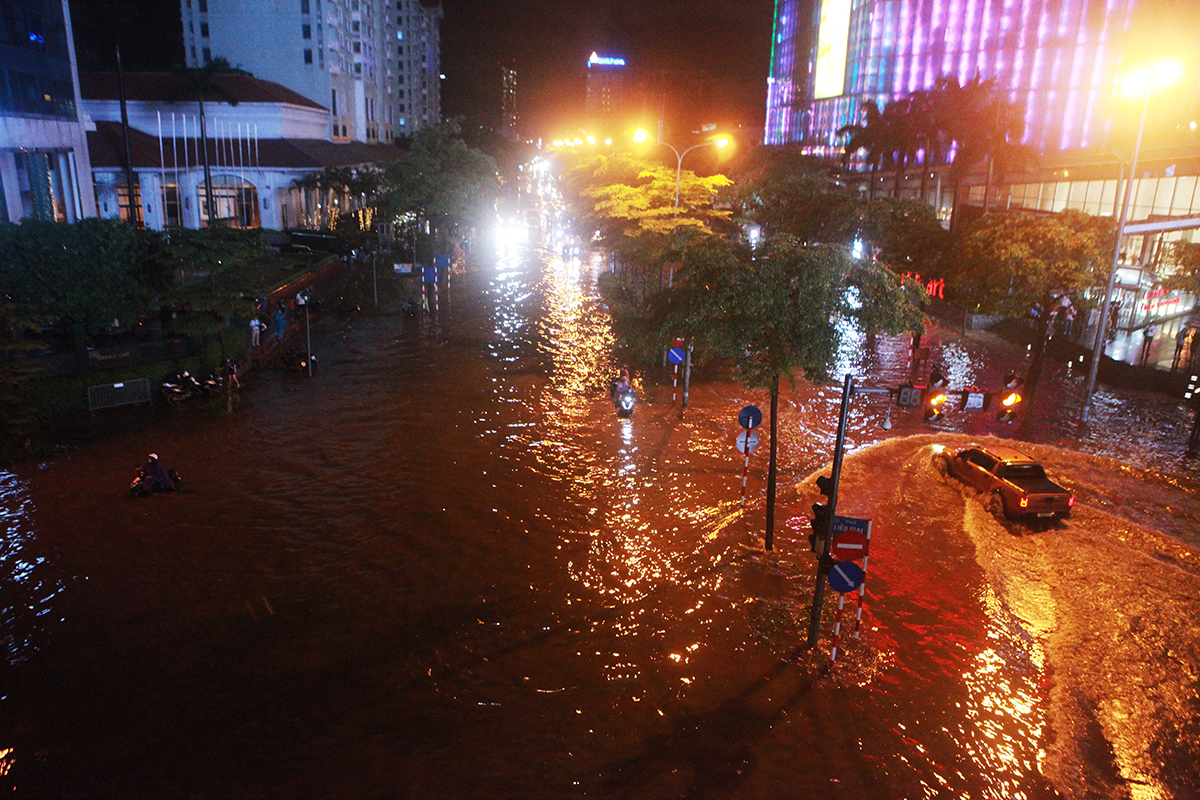 Hãy xem hình ảnh về đường Hà Nội ngập nặng để hiểu thêm về tình trạng ngập lụt đang diễn ra và những nỗ lực của người dân để đối phó với thời tiết khắc nghiệt.