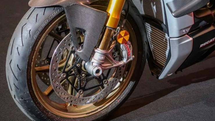 Trang bị hệ thống phanh đường trường hàng đầu của Brembo, kẹp phanh bốn pít-tông Stylema R, kẹp đĩa bán nổi 330 mm ở bánh trước
