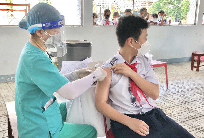 Tiêm vắc-xin Covid-19 cho học sinh ở Quảng Ngãi. Ảnh: T.Trực