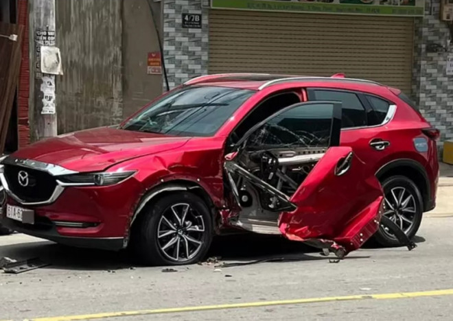 Chiếc Mazda CX-5 bị hư hỏng nặng sau va chạm với càng chịu lực của xe tải cẩu