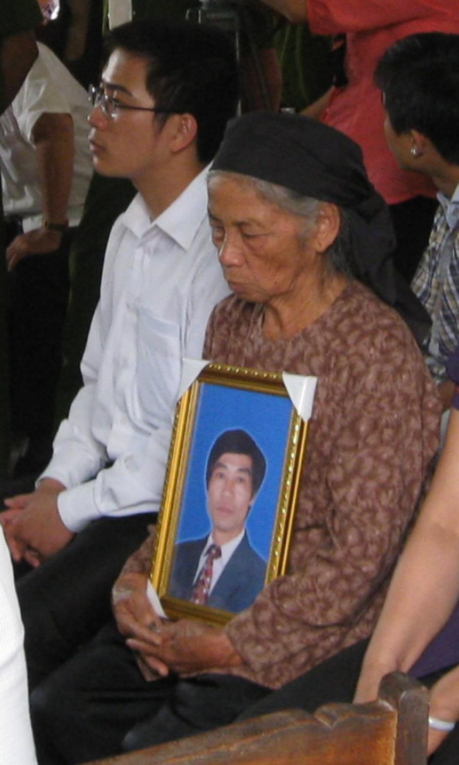 Người nhà ông S ôm di ảnh (ảnh tư liệu)