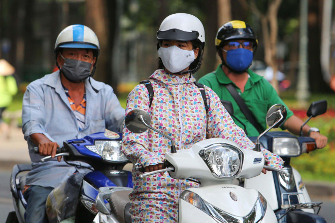 Nắng nóng kéo dài gây cảm giác khó chịu