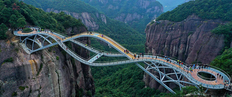 1. Cầu Ruyi là một trong những địa điểm thu hút khách du lịch ở tỉnh Chiết Giang, Trung Quốc.
