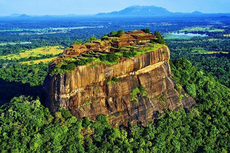 1. Sigiriya hay còn được gọi là Lion Rock (tảng đá sư tử), nằm ở thành phố Dambulla, Sri Lanka.
