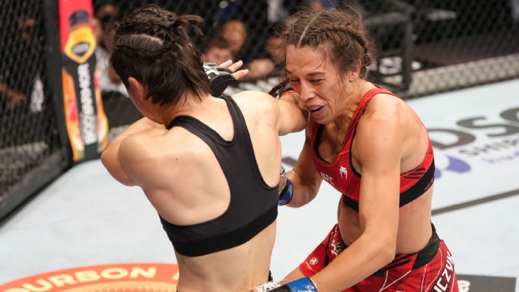 Jedrzejczyk (phải) tuyên bố giải nghệ