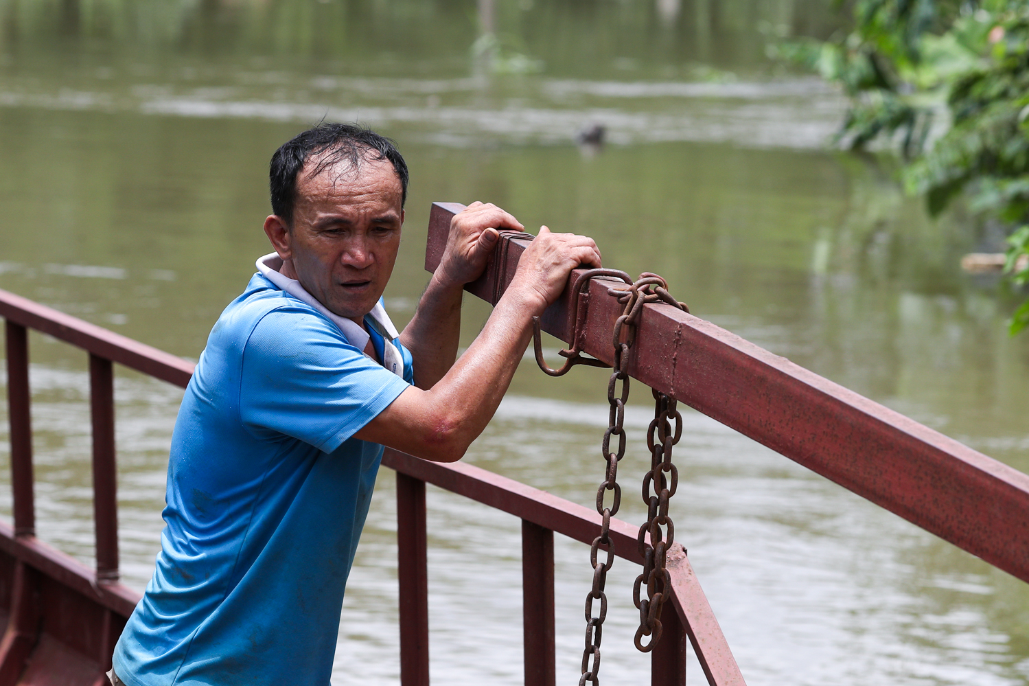 Ông Bo, phụ đò cho ông Dũng cũng là người ở khu vực bãi giữa. Ông chia sẻ: "Việc lái đò chở mọi người những ngày ngập là việc chúng tôi làm hàng năm, chủ yếu là hàng xóm trong khu này, thi thoảng lắm mới có người ngoài vào đây khi ngập...".