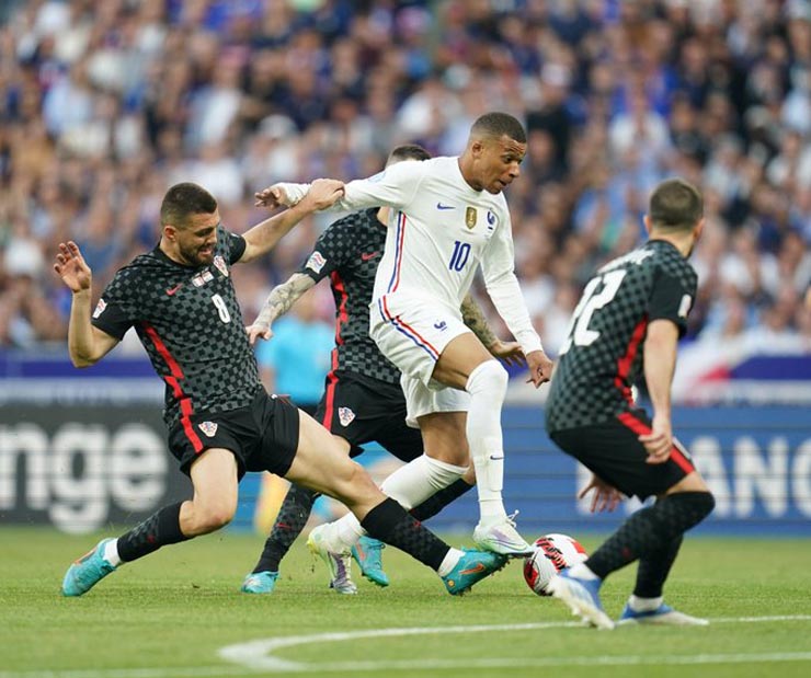 Mbappe (áo trắng) bất lực trước ĐT Croatia