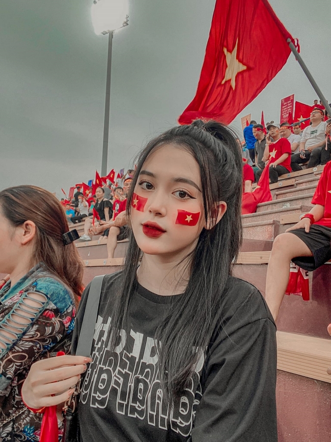 Tại SEA Games 31, Diễm Quỳnh đến sân để xem trận đấu giữa U23 Việt Nam đối đầu với U23 Indonesia và U23 Malaysia. Ở trận chung kết, cô đội mưa đến sân cổ vũ tinh thần cho ông xã.
