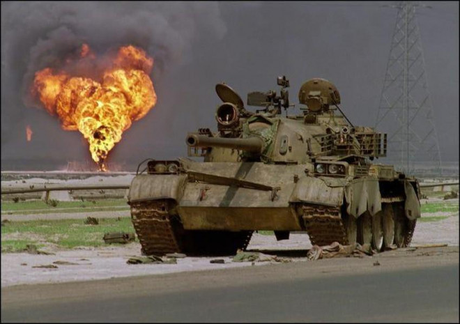 Xe tăng T-62 của Iraq bị bỏ lại trên sa mạc Kuwait gần giếng dầu đang bốc cháy ngày 2-4-1991. Ảnh: PASCAL GUYOT/GETTY IMAGES