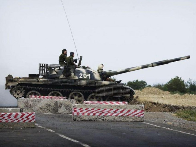 Xe tăng T-62 của Nga băng qua đường cao tốc nối Tbilisi với Tây Georgia năm 2008. Ảnh: MARCO LONGARI/GETTY IMAGES