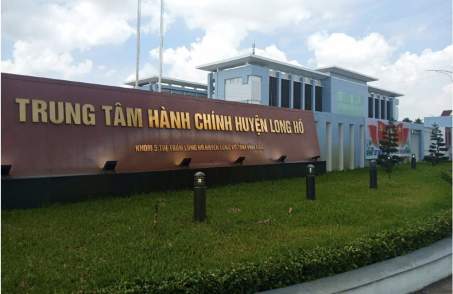 Trung tâm hành chính huyện Long Hồ, nơi đặt trụ sở UBND huyện và các phòng, ban