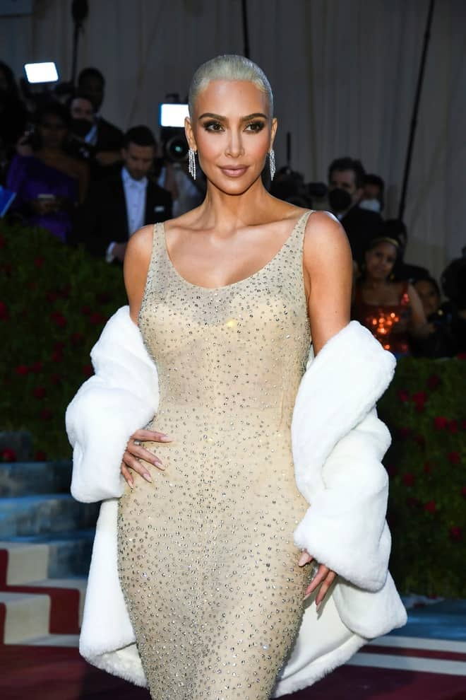 Kim Kardashian bị chỉ trích vì cố ních mình vào chiếc váy không vừa.