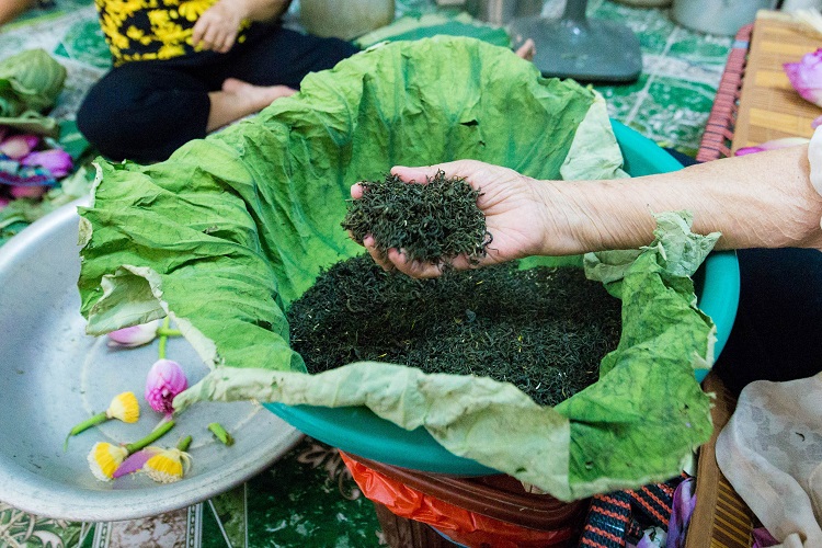 Trà sen đạt chất lượng là nước trà trong xanh khi uống có vị&nbsp;chát sau đó ngọt dượm hương sen trong miệng.