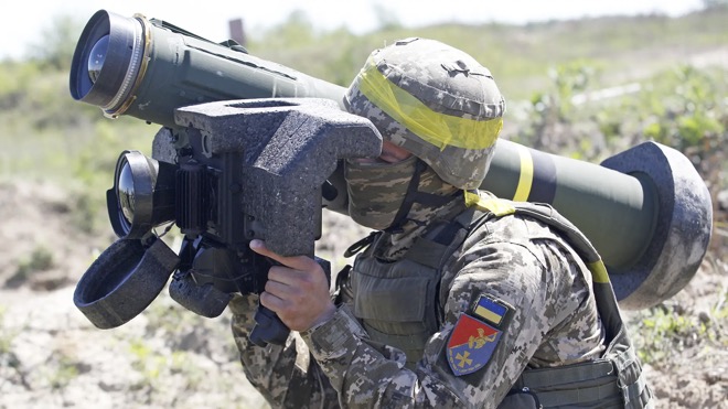 Binh sĩ Ukraine sử dụng tên lửa chống tăng Javelin.