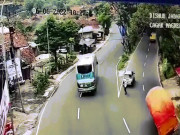 Phi thường - kỳ quặc - Video: Hoảng hồn chứng kiến cảnh ô tô con bị xe tải đè trúng, kéo lê trên đường