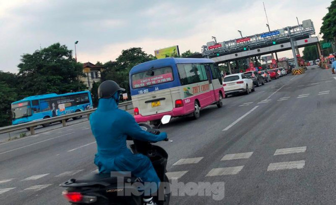 Tuy có cầu Nhật Tân nhưng lượng phương tiện qua trạm thời gian qua (trừ thời gian ảnh hưởng dịch COVID-19) vẫn rất đông. Trạm có làn thu phí tự động không dừng ETC, nhưng ghi nhận chiều 15/6, nhiều xe ô tô vẫn xếp hàng để trả tiền mặt qua trạm.