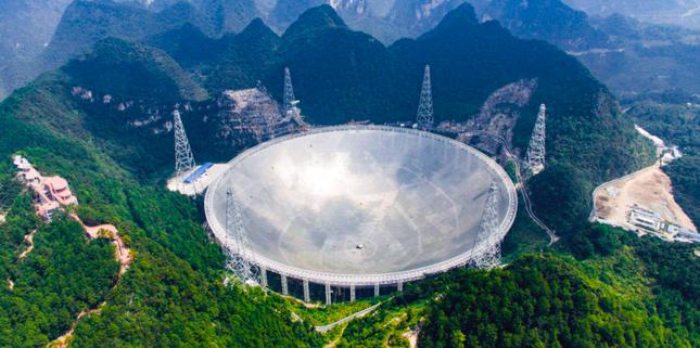 Kính viễn vọng "Thiên nhãn" của Trung Quốc ở tỉnh Quý Châu. (Ảnh: Xinhua)