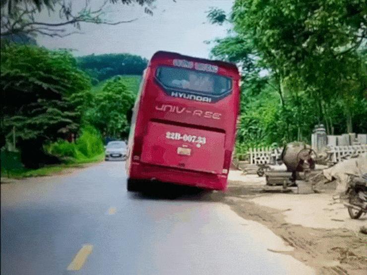 Clip: Xe khách bị nghiêng vẫn thản nhiên lao vun vút