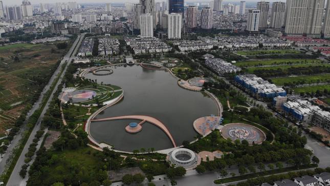 Công viên Thiên văn học có tổng diện tích lên đến 12ha với tâm là Hồ Bách Hợp Thủy rộng 6ha trên địa bàn phường Dương Nội (quận Hà Đông, thành phố Hà Nội).