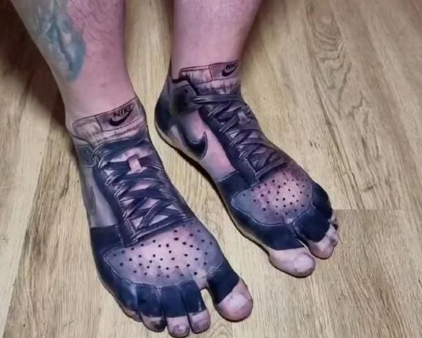 Người đàn ông quyết định xăm đôi Nike yêu thích lên chân. Ảnh:&nbsp;Dean Gunther/Instagram