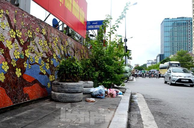 ...nhưng đoạn đầu phố Chương Dương Độ, giao với đường Trần Quang Khải rác, cây cảnh được vứt, chất xuống vỉa hè, ép vào con đường gốm sứ.