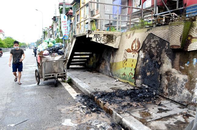 Trong ảnh, một đoạn bị đốt, bong tróc, cháy đen.