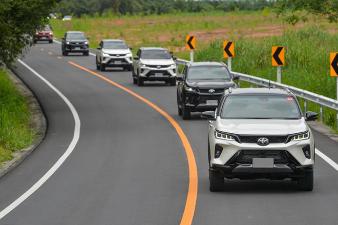 Giá xe Toyota Fortuner niêm yết và lăn bánh tháng 6/2022 - 14